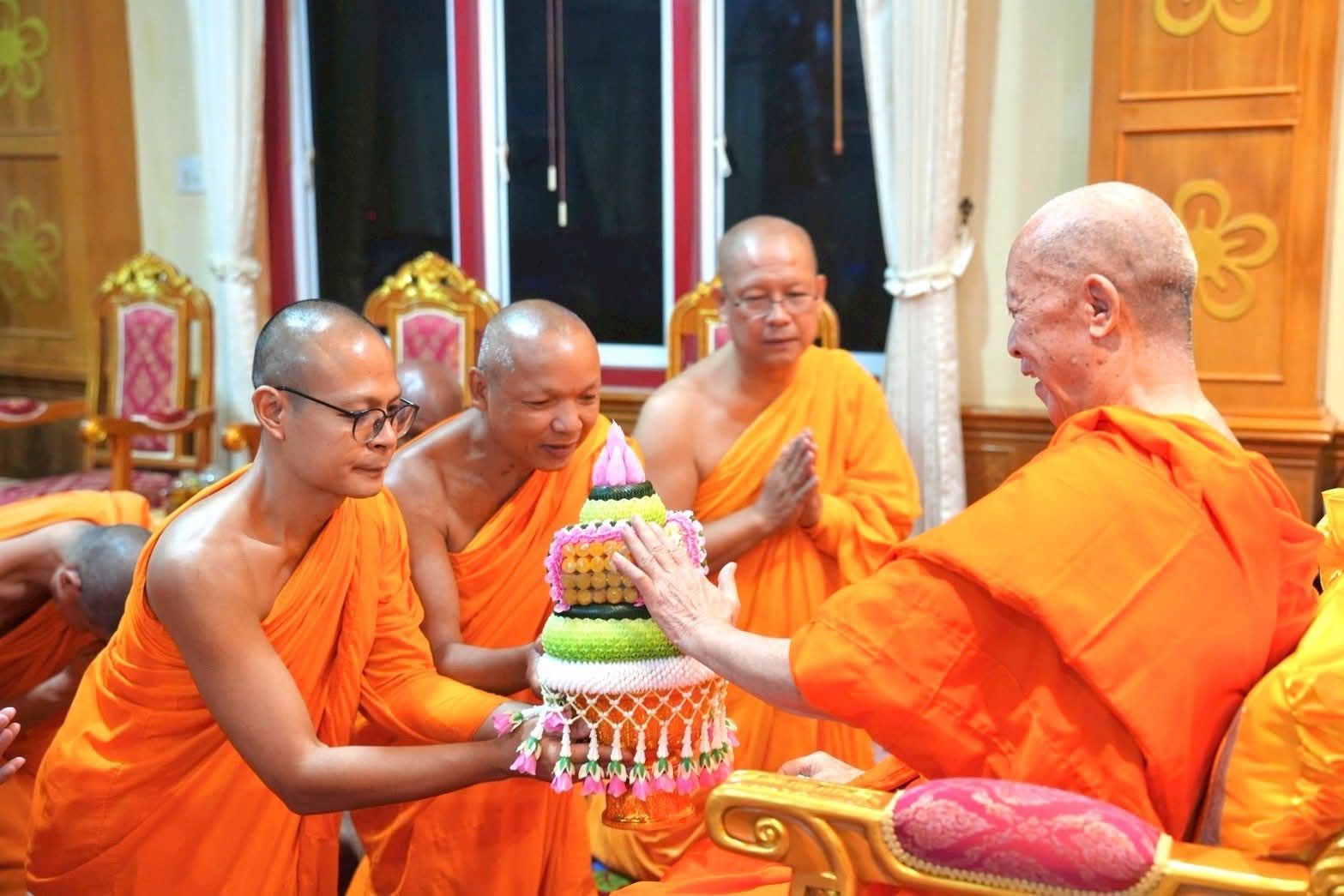วัดพระธรรมกายถวายมุทิตา ๙๐ ปี พระครูบาสาม โชติกะ สังฆนายกนครเชียงตุง พร้อมมหาสังฆทาน ๒๐๐ รูป