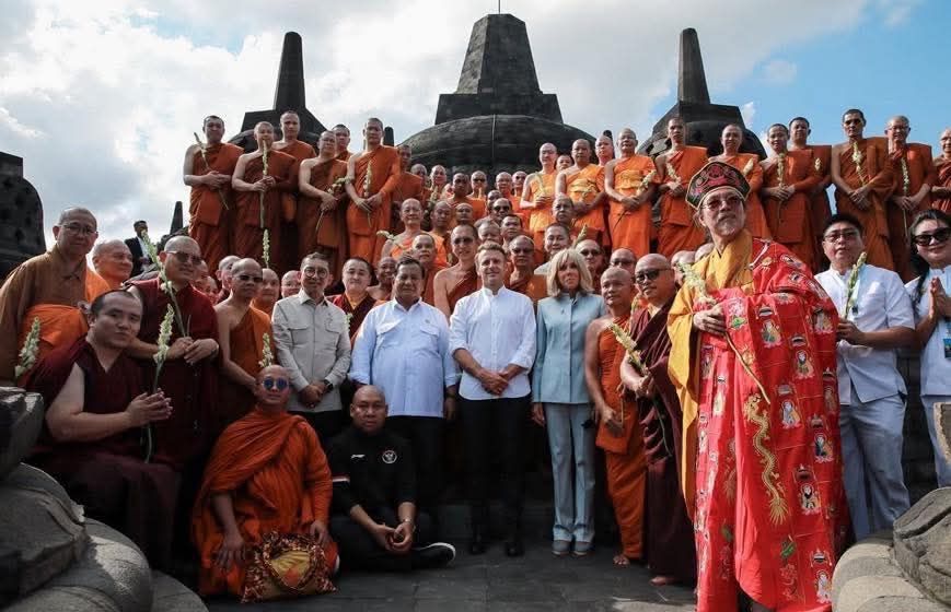 ประธานาธิบดีฝรั่งเศสเยือนอินโดนีเซีย คณะสงฆ์นานาชาติ 3 นิกายร่วมสวดมนต์ให้พร ณ พระมหาเจดีย์บรมพุทโธ ฉลองสัมพันธ์ 75 ปี