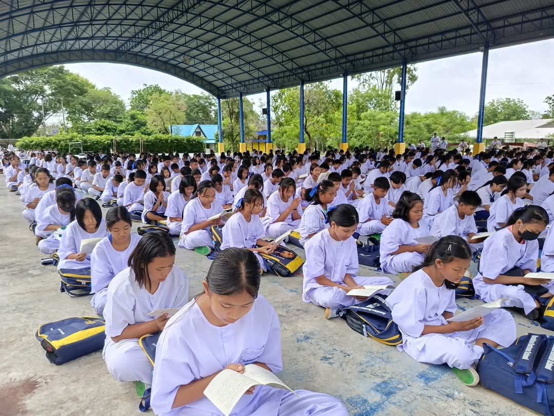 โรงเรียนร่มเกล้า บุรีรัมย์จัดกิจกรรมวันพระ กว่า 1,500 คนร่วมสวดมนต์นั่งสมาธิสืบสานวิถีพุทธในสถานศึกษา