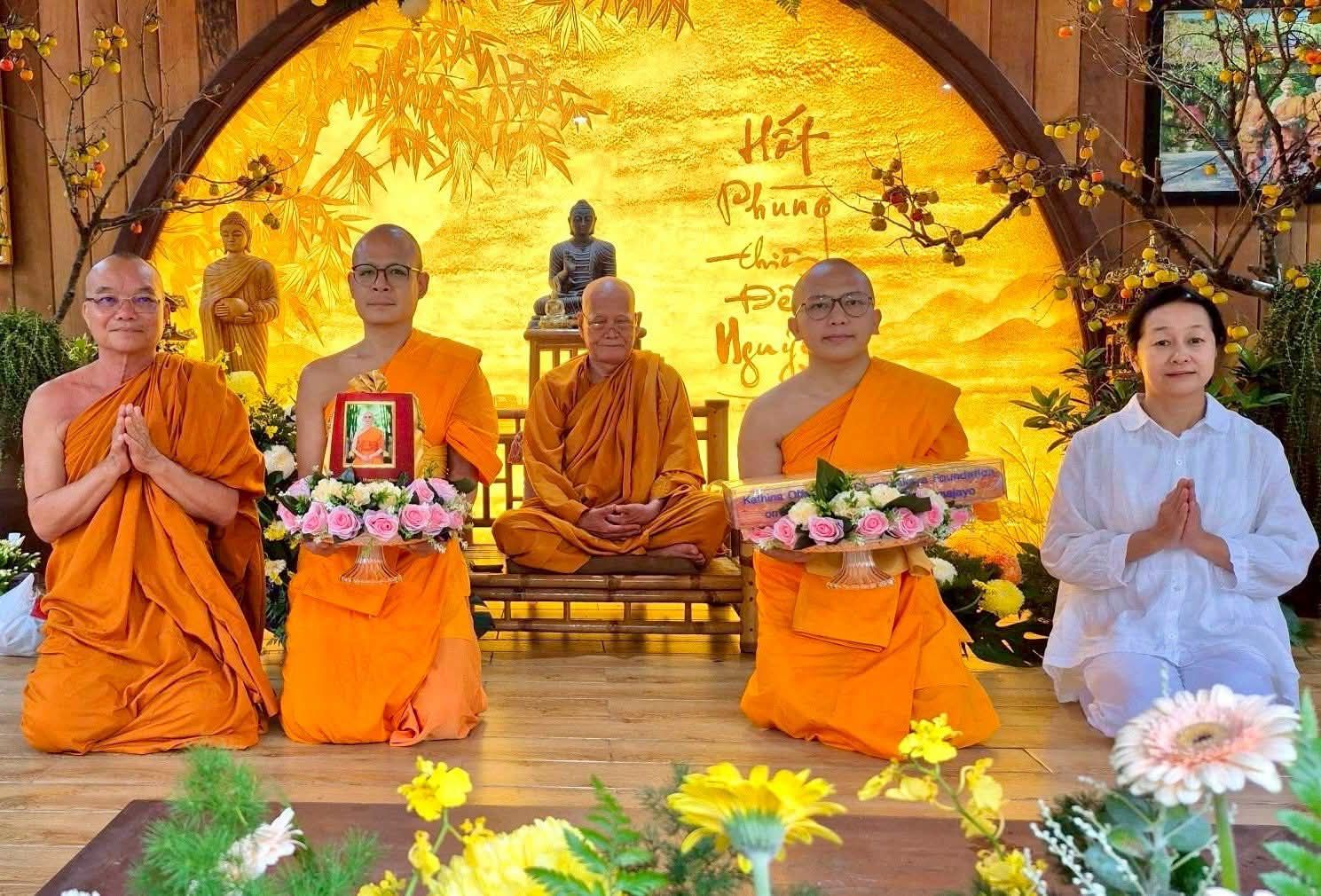 ผู้แทนวัดพระธรรมกาย ถวายปัจจัยสมทบกฐินวัดเฮวี่ยนคง นครเว้ ประเทศเวียดนาม