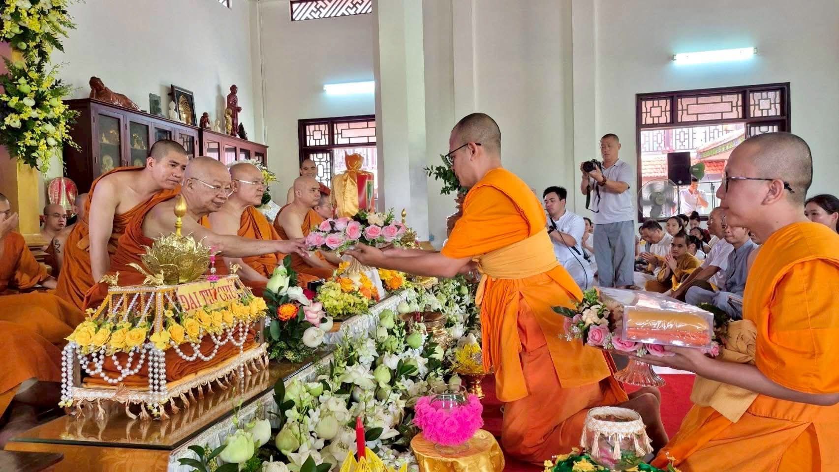 ผู้แทนวัดพระธรรมกาย ถวายปัจจัยสมทบกฐินวัดฟ้าบลวน นครเว้ ประเทศเวียดนาม