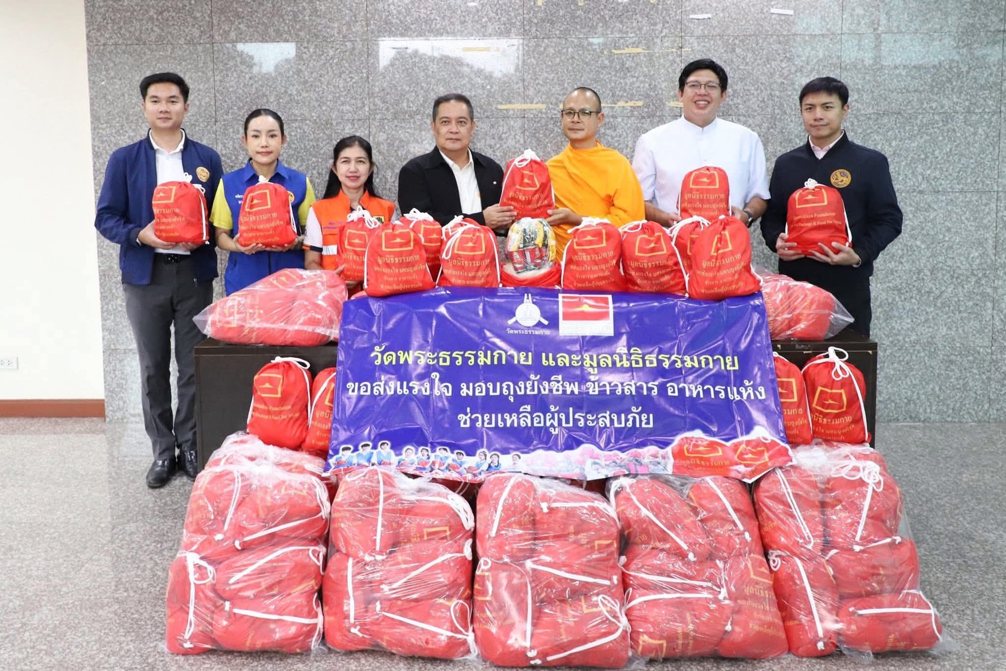 ผู้ว่าฯ ปทุมธานี รับมอบถุงยังชีพ ๓๐๐ ชุด จากวัดพระธรรมกาย-มูลนิธิธรรมกาย ช่วยผู้ประสบอุทกภัยจังหวัดปทุมธานี