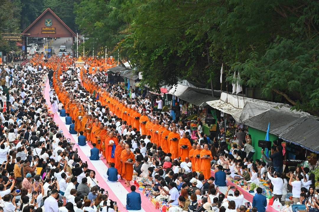 เขาใหญ่ตักบาตรพระ 1,000 รูป ต้อนรับปีใหม่ช่วยผู้ประสบภัยทั่วไทย