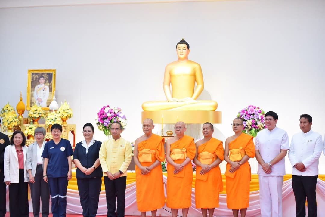 ผู้ว่าปทุมฯ ร่วมกับสภากาชาด เปิดโครงการตัดแว่นสายตาเคลื่อนที่ ณ วัดพระธรรมกาย