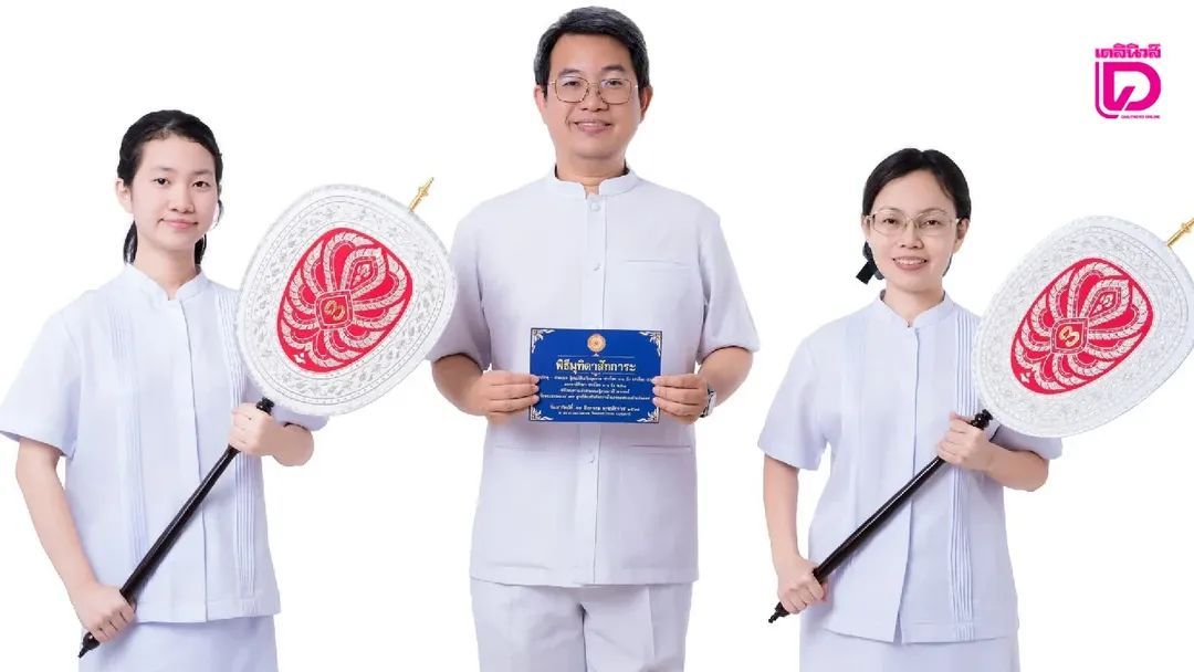 ครอบครัววิวัฒน์พงศ์กิจ พ่อ-แม่-ลูก สอบบาลีศึกษาผ่านพร้อมกันที่พระมหาเจดีย์มหารัชมงคล