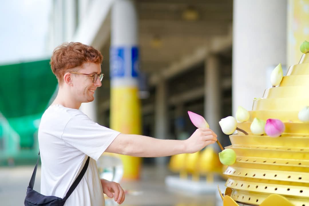 British Chemist Finds Inner Peace at Wat Phra Dhammakaya: Inspired by Luang Pu, Joe Embarks on a Spiritual Journey