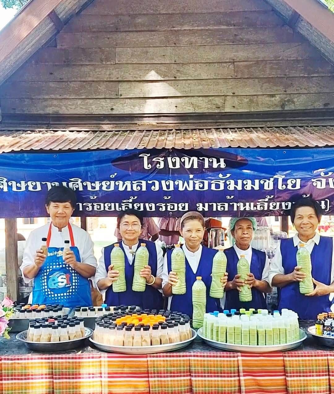 คณะศิษยานุศิษย์หลวงพ่อธัมมชโย สุรินทร์ ถวายน้ำปานะแก่พระภิกษุสงฆ์ 533 รูป