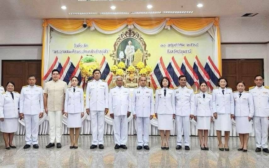 ผู้แทนคณะศิษยานุศิษย์วัดพระธรรมกายร่วมพิธีวางพวงมาลา เนื่องในวันระลึกพระบาทสมเด็จพระปกเกล้าเจ้าอยู่หัว ณ จังหวัดปทุมธานี