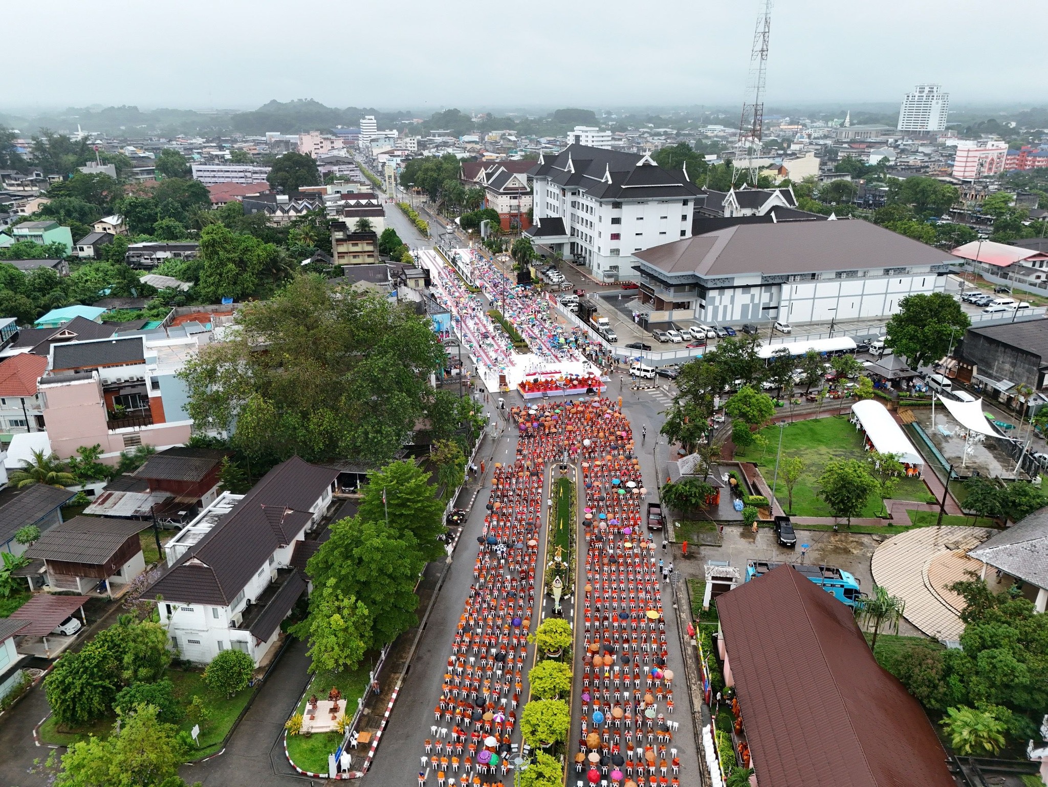 ตรังตักบาตรทำบุญฉลอง 110 ปี เมืองทับเที่ยง 1,000 รูป