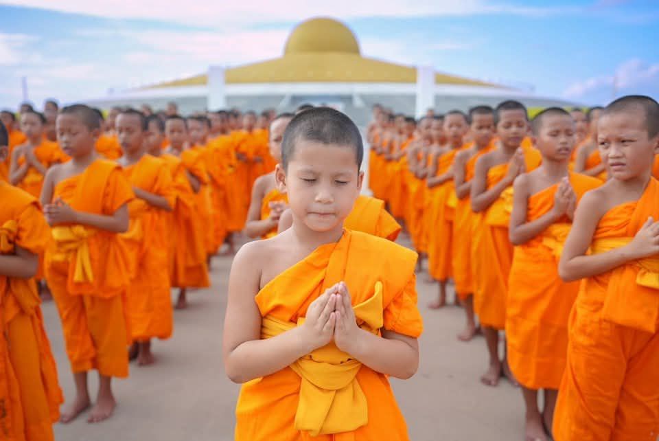 สบายๆ กับ 200 สามเณรน้อยเตรียมบาลีฯ เบญจธรรม ดอนเมือง ร่วมปฏิบัติธรรม–บูชาข้าวพระ ณ วัดพระธรรมกาย