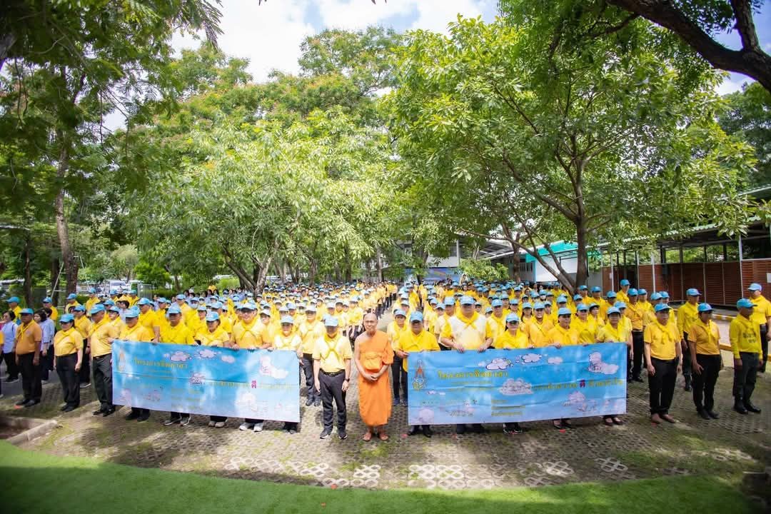 ผู้ว่าฯ ปทุมธานี นำประชาชนร่วมกิจกรรมจิตอาสา บำเพ็ญสาธารณประโยชน์ ณ วัดพระธรรมกาย