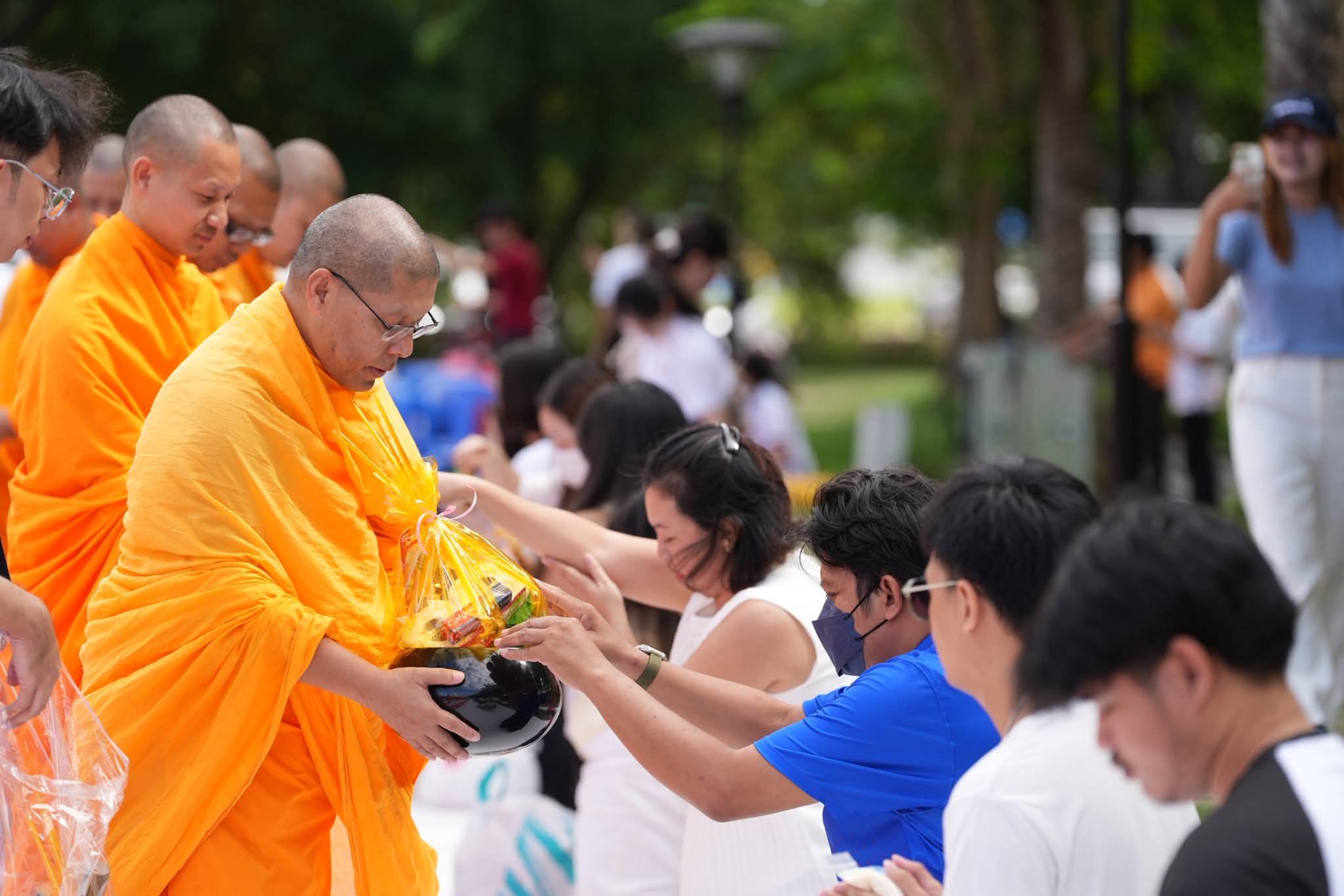 วัดพระธรรมกายร่วมตักบาตร ‘91 ปี ธรรมศาสตร์’ เปิดเทอมใหม่ ที่ มธ.รังสิต
