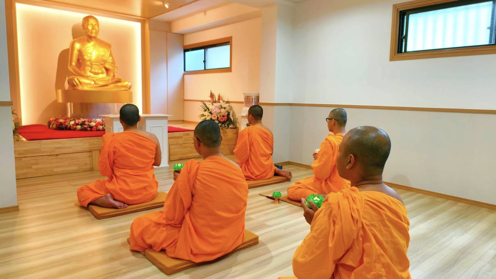 บรรยากาศสวดมนต์ทำวัตรเย็นและจุดประทีปบูชาธรรมพระมงคลเทพมุนี ณ วัดพระธรรมกายโอซาก้า