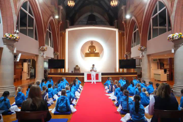 นักเรียนหญิง จาก Guildford High School มาเยี่ยมชมวัดพระธรรมกายลอนดอน