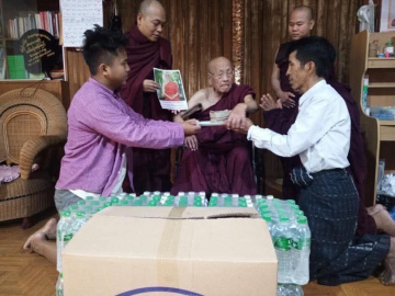 วัดพระธรรมกาย เดินหน้าส่ง ต่อความช่วยเหลือ มอบปัจจัยรวม 6 ล้าน จัด พร้อมสิ่งของจำเป็นแก่ พระภิกษุ-แม่ชีในมัณฑะเลย์