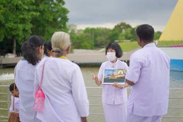 ครอบครัวจากประเทศศรีลังกา เดินทางมาเยี่ยมชมวัดพระธรรมกาย