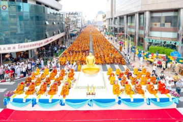 Alms offering to 10,000 monks in Hat Yai