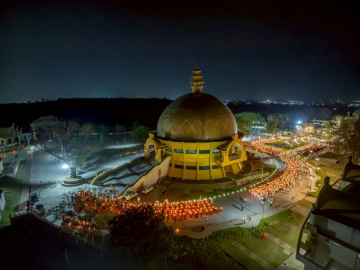 วัดพระธรรมกาย ร่วมกับพุทธสภาแห่งอินเดีย ถวายมหาสังฆทาน 135 วัด รำลึกชาตกาลรัฐบุรุษผู้ฟื้นฟูพุทธศาสนา