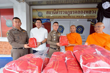 วัดพระธรรมกาย มูลนิธิธรรมกาย และคณะศิษยานุศิษย์ฯ ผนึกกำลัง สภาคลองหลวง มอบถุงยังชีพช่วยเหลือประชาชน