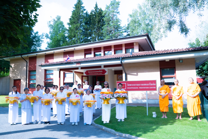 วัดพระธรรมกายสตอกโฮล์ม จัดพิธีทอดผ้าป่าธรรมชัย