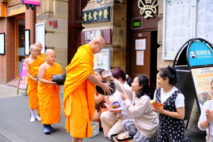 พระสงฆ์และสามเณรวัดพระธรรมกายแมนเชสเตอร์ รับบิณฑบาต ณ  ChinaTown 