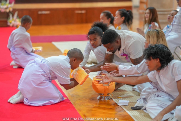 วัดพระธรรมกายลอนดอน จัดพิธีบรรพชาสามเณรยุวธรรมทายาท
