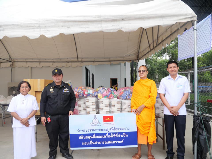 วัดพระธรรมกาย มูลนิธิธรรมกาย มอบอาหารและขนมสนับสนุนจิตอาสาตำบลคลองสาม