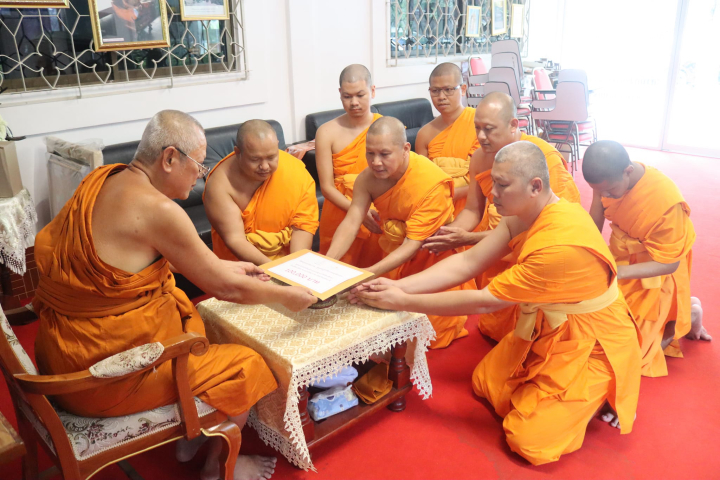 วัดพระธรรมกาย และศูนย์ปฏิบัติธรรมอุทัยแสง มอบปัจจัยสมทบ ช่วยเหลือครอบครัวผู้สูญเสียจากเหตุไฟไหม้รถบัสทัศนศึกษา