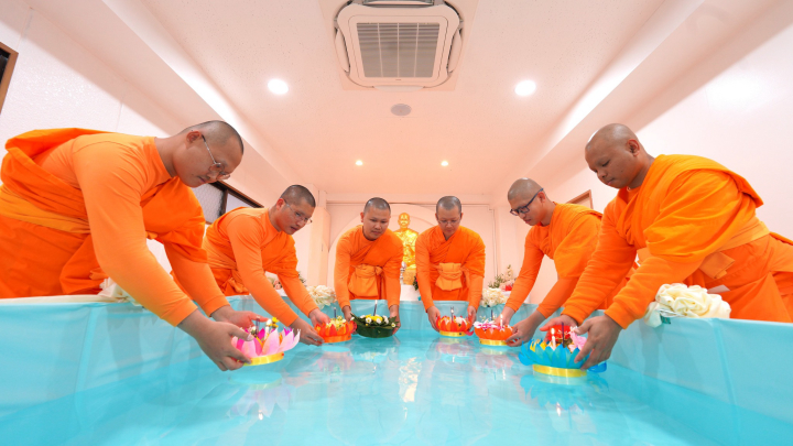 วัดพระธรรมกายโอซาก้า จัดพิธีลอยกระทงธรรม