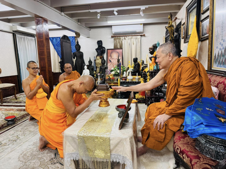 เจ้าคณะใหญ่หนกลางรับถวายไทยธรรมและรับฟังรายงานการดำเนินงานจากเจ้าอาวาสวัดพระธรรมกาย