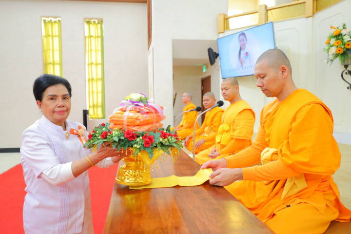 วัดพระธรรมกายแคนซัส จัดพิธีถวายกองบุญอุปกรณ์เครื่องกันหนาว