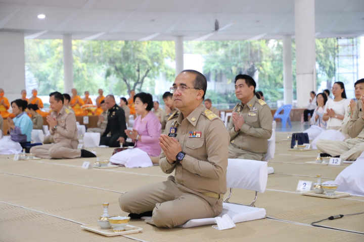 ผู้ว่าฯ สมคิด พาหัวหน้าส่วนราชการ หิ้วปิ่นโตเข้าวัด รักษาศีล 5 น้อมนำหลักธรรมสู่ชีวิต