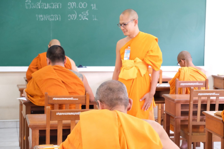 คณะสงฆ์วัดพระธรรมกาย ร่วมเป็นกรรมการคุมสอบบาลีเปรียญเอก สนามสอบวัดสามพระยา