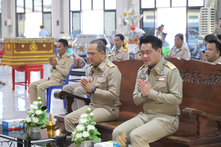 ผู้ว่าราชการจังหวัดปทุมธานี พาส่วนราชการ เข้าวัดทำบุญ เนื่องในวันพระ