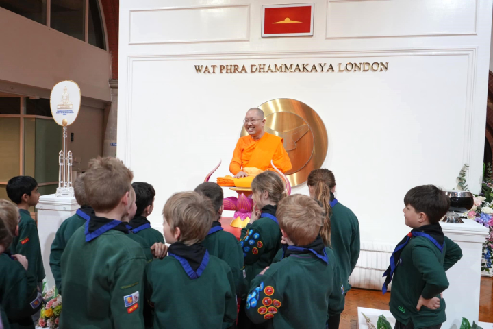 คณะลูกเสือจาก 1st Horsell Brownsea Cubs มาเยี่ยมชมวัดพระธรรมกายลอนดอน