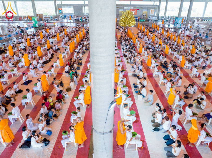 วัดพระธรรมกาย จัดพิธีตัดปอยผมโครงการบรรพชาสามเณร ฟื้นฟูพระพุทธศาสนาทั่วไทย 5,000 รูป