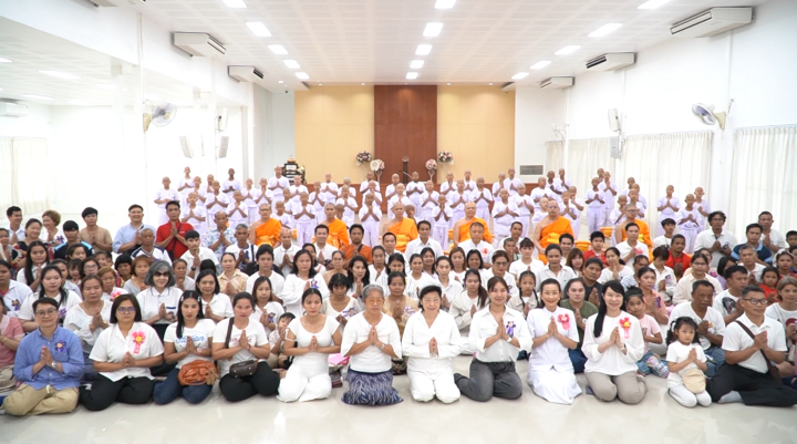 ศูนย์ปฏิบัติธรรม ธรรมธารา สายไหม จัดพิธีตัดปอยผมและมอบบาตรผ้าไตรแก่นาคยุวธรรมทายาท