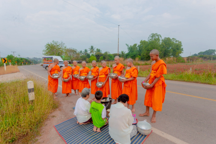 สามเณรศูนย์ปฏิบัติธรรมแก้วภูเรือ ออกบิณฑบาตโปรดญาติโยม