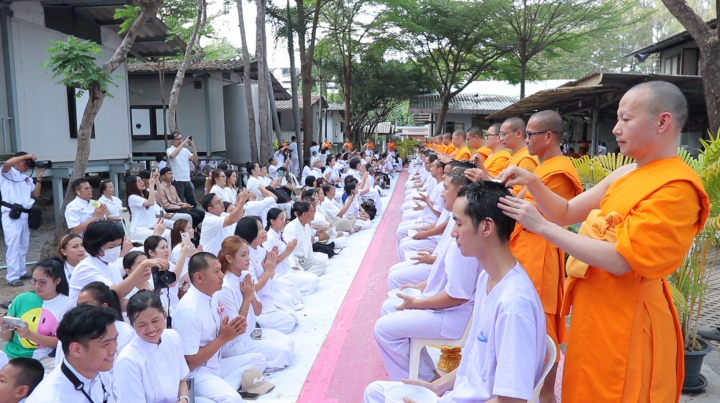 พิธีตัดปอยผมโครงการบวชบูชาธรรม 81 ปี หลวงพ่อธัมมชโย และนานาชาติ AEC รุ่นผู้บริหาร