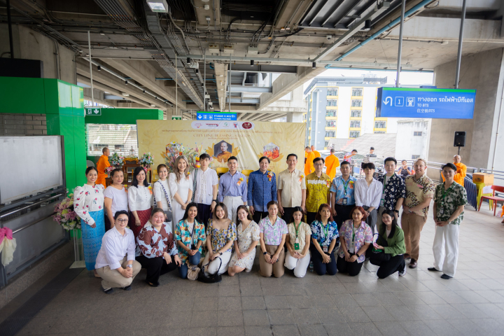 พุทธศาสนิกชน ร่วมตักบาตรข้าวสาร อาหารแห้ง แด่คณะสงฆ์จำนวน 19 รูป ทำบุญวันปีใหม่ไทย เพื่อความเป็นสิริมงคล ณ สถานีรถไฟฟ้าแอร์พอร์ตลิ้งค์พญาไท เขตราชเทวี