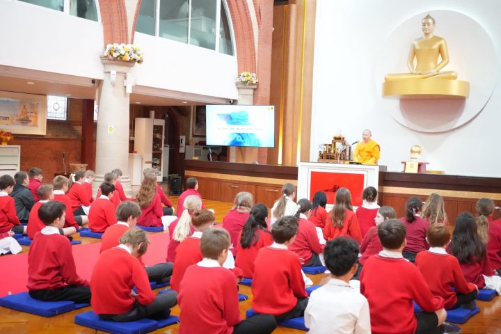 นักเรียน Burhill Primary School มาเยี่ยมชมวัดพระธรรมกายลอนดอน