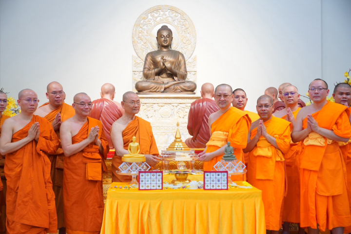 พระราชวิเทศวชิรเวที ถวายพระบรมสารีริกธาตุ ณ โคตะมะเจดีย์ วัดบู๋ลอง
