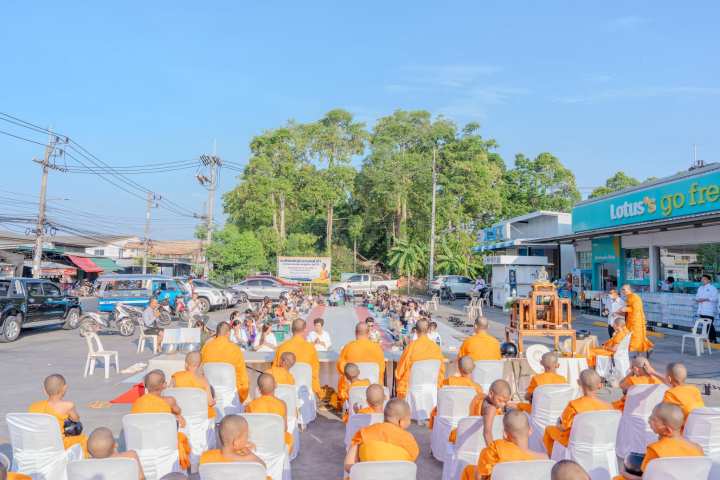 พิธีตักบาตรสามเณรภาคฤดูร้อนของศูนย์ปฏิบัติธรรมสุราษฎร์ธานี