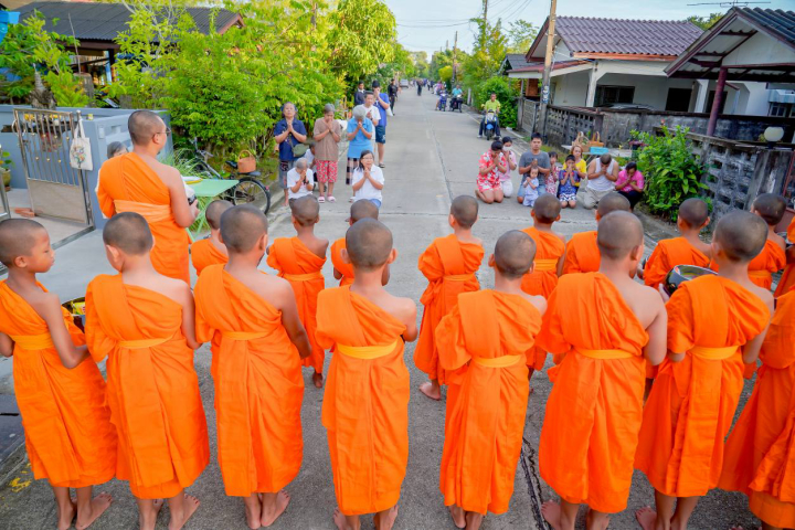 สามเณรภาคฤดูร้อนจากที่พักสงฆ์บ้านร่มเย็น ออกบิณฑบาต ณ ชุมชนประชาร่วมใจ