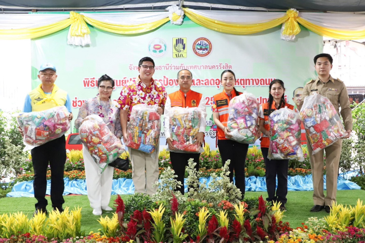 วัดพระธรรมกาย และศิษย์ฯ มอบอาหารสำเร็จรูปแก่เจ้าหน้าที่ผู้ปฏิบัติงานในช่วงเทศกาลสงกรานต์