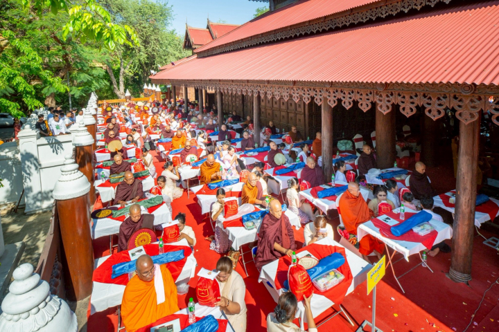 วัดพระธรรมกายถวายมหาสังฆทาน มอบสิ่งของและทุนทรัพย์กว่า 4 ล้านบาท บรรเทาทุกข์ 181 วัดแผ่นดินไหวเมียนมา