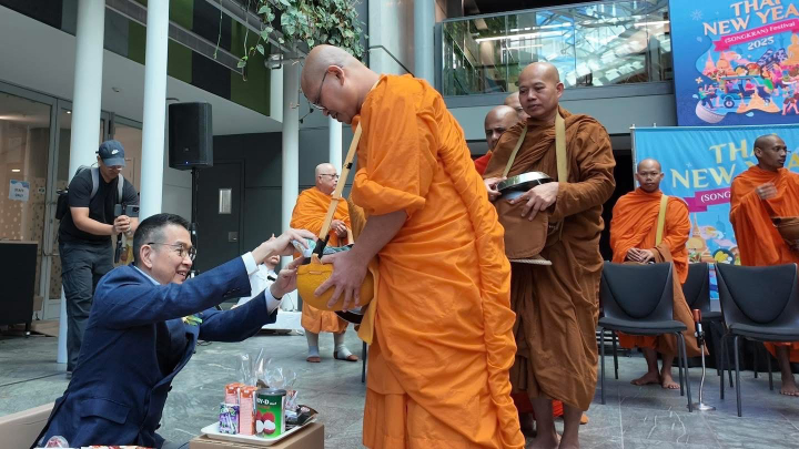 วัดพระธรรมกายโอ๊คแลนด์ ร่วมจัดพิธีตักบาตรในงานเปิดเทศกาลสงกรานต์