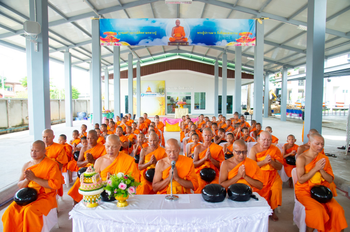 ศูนย์ปฏิบัติธรรมพระมงคลเทพมุนี จัดพิธีตักบาตรสามเณรและพิธีบุพเปตพลีเนื่องในวันพระ
