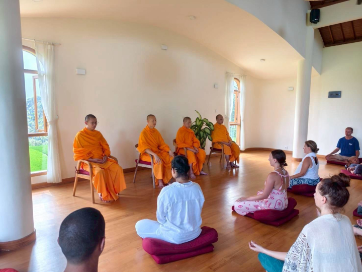 วัดพุทธบาหลี จัดปฏิบัติธรรมให้กับชาวต่างชาติ ณ Unified Healing School