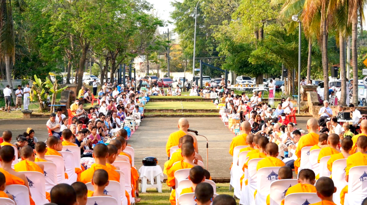 พิธีตักบาตรพระภิกษุสงฆ์สามเณรจำนวน 130 รูป เนื่องในเทศกาลสงกรานต์ปีใหม่เมือง
